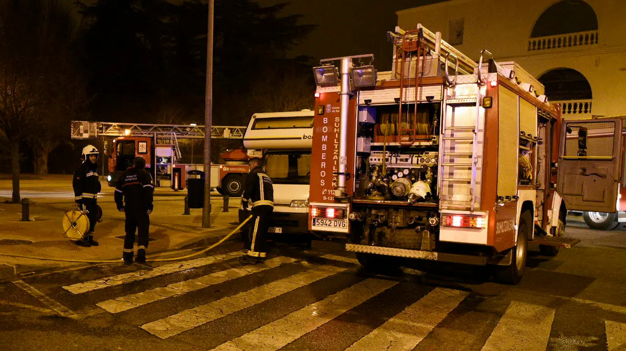 Incendio en un bloque de viviendas en la calle Santa Vicenta María del barrio de San Jorge en Pamplona. PABLO LASAOSA (4)