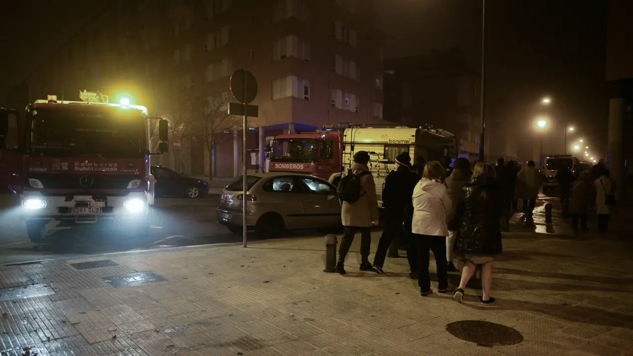 Los vecinos desalojados vuelven a acceder a sus viviendas después del incendio en la sexta planta. PABLO LASAOSA