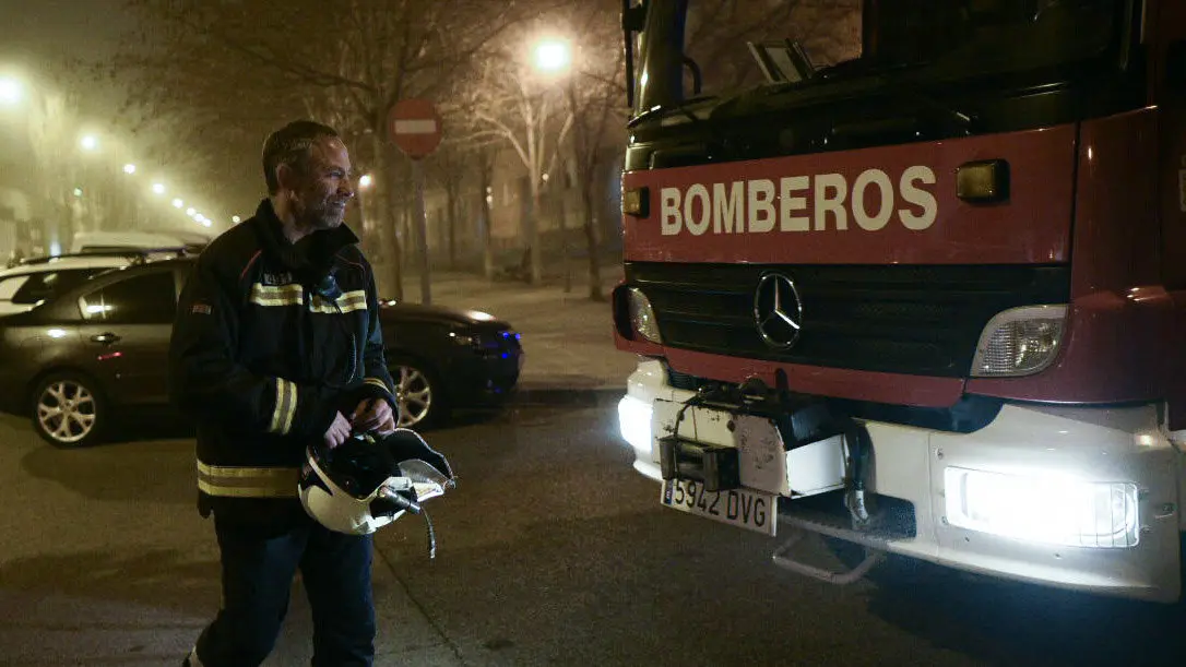 Un bombero camina hacia el camión después de apagar el incendio. PABLO LASAOSA