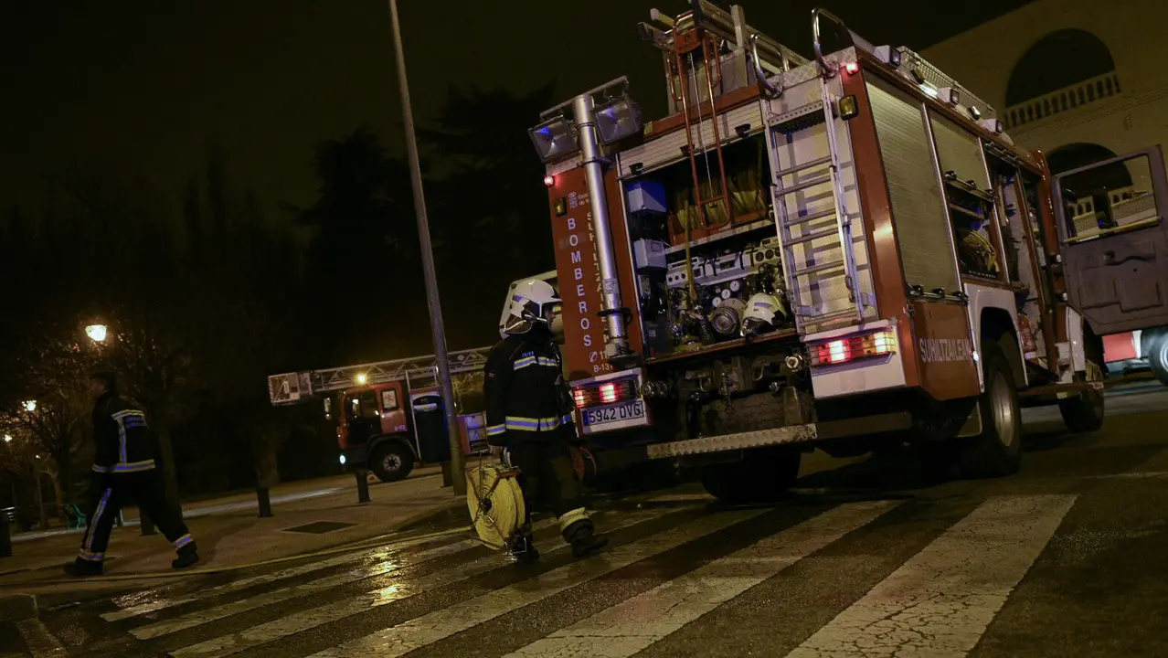 Un bombero lleva una manguera al camión. PABLO LASAOSA