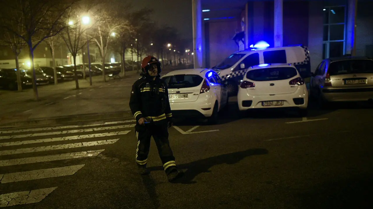 Uno de los bomberos cruza la calle después de apagar el incendio. PABLO LASAOSA