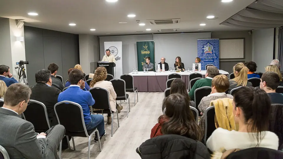 Entrega del VII Certamen de premios 'Heraldo de los Reyes Magos' de cuentos de Navidad que entrega la Asociación de Periodistas de Navarra (1). IÑIGO ALZUGARAY