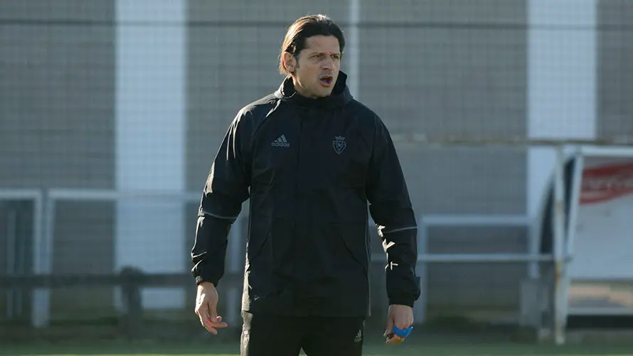 Segundo entrenamiento del nuevo entrenador de Osasuna Valiljevic. MIGUEL OSÉS_11