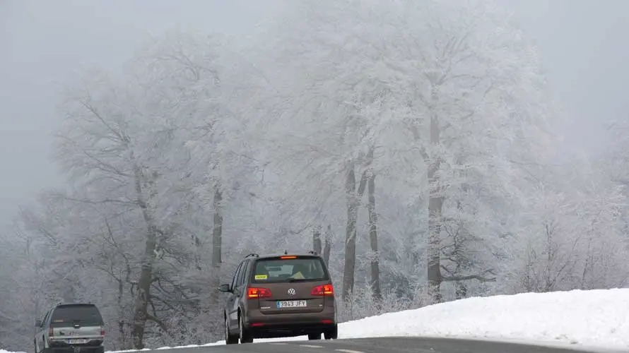 Dos coches circulan por el Alto de Ibañeta (Navarra), que esta mañana registraba -7 grados de temperatura. EFE Villar López.