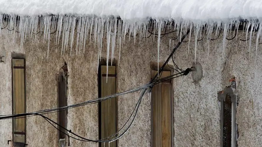 Imagen de los carámbanos de hielo en una vivienda en Roncesvalles (Navarra), donde esta mañana se registraban -7 grados de temperatura. EFE Villar López