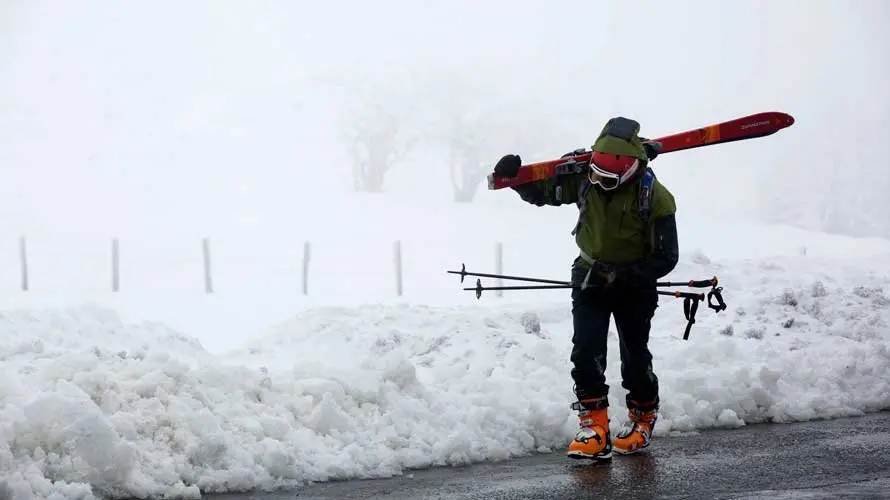 Una persona se dispone a esquiar en el Alto de Ibañeta, que esta mañana registraba -7 grados de temperatura. EFE Villar López