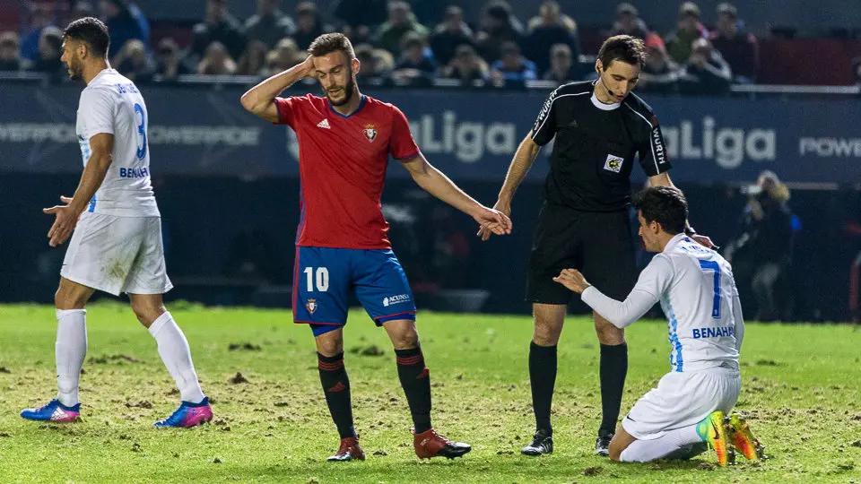 Burgos Bengoetxea en el partido de Liga entre Osasuna y Málaga (1-1) disputado en El Sadar (49). IÑIGO ALZUGARAY