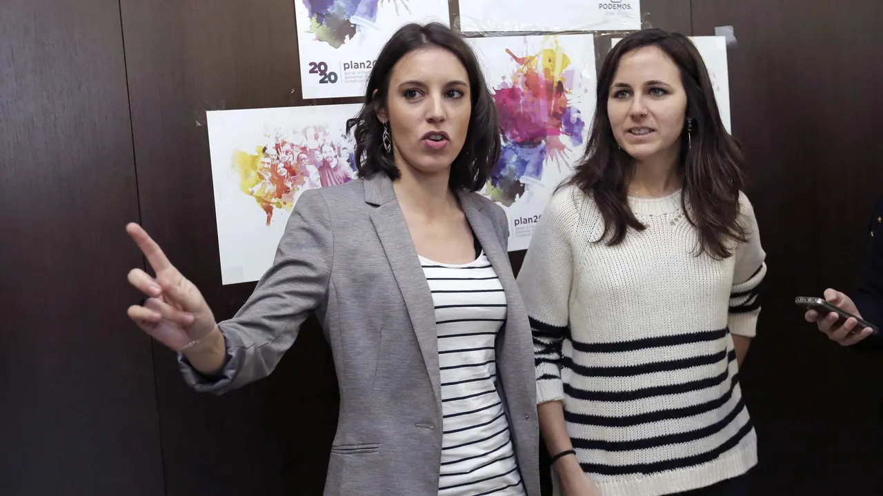 La portavoz adjunta de Podemos en el Congreso, Irene Montero (i), y la diputada Jone Belarra, en Ansoáin en un encuentro en el que presentan el "Plan 2020" para ganar las elecciones al PP. EFE/Villar López