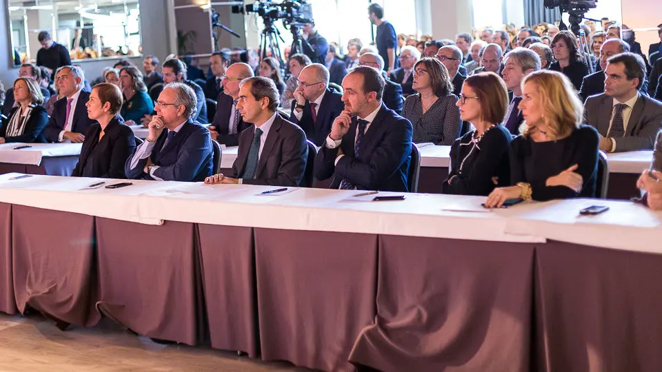 La presidenta del Gobierno de Navarra, Uxue Barkos, entrega el Premio Empresario del Año 2016. IÑIGO ALZUGARAY