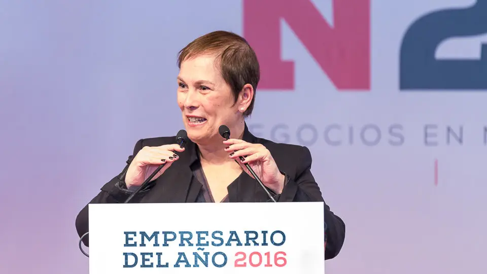 La presidenta del Gobierno de Navarra, Uxue Barkos, entrega el Premio Empresario del Año 2016. IÑIGO ALZUGARAY