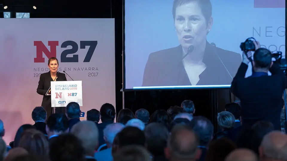 La presidenta del Gobierno de Navarra, Uxue Barkos, entrega el Premio Empresario del Año 2016. IÑIGO ALZUGARAY