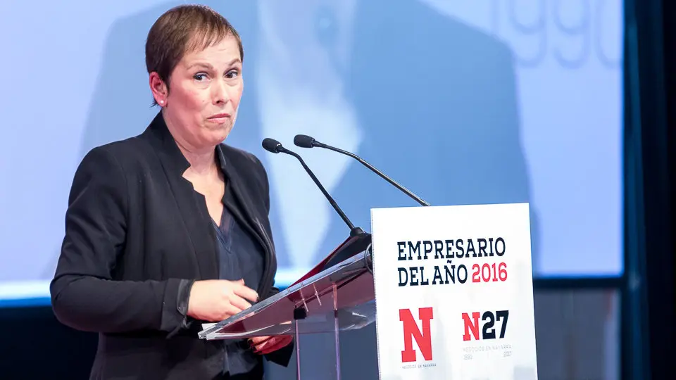 La presidenta del Gobierno de Navarra, Uxue Barkos, entrega el Premio Empresario del Año 2016. IÑIGO ALZUGARAY
