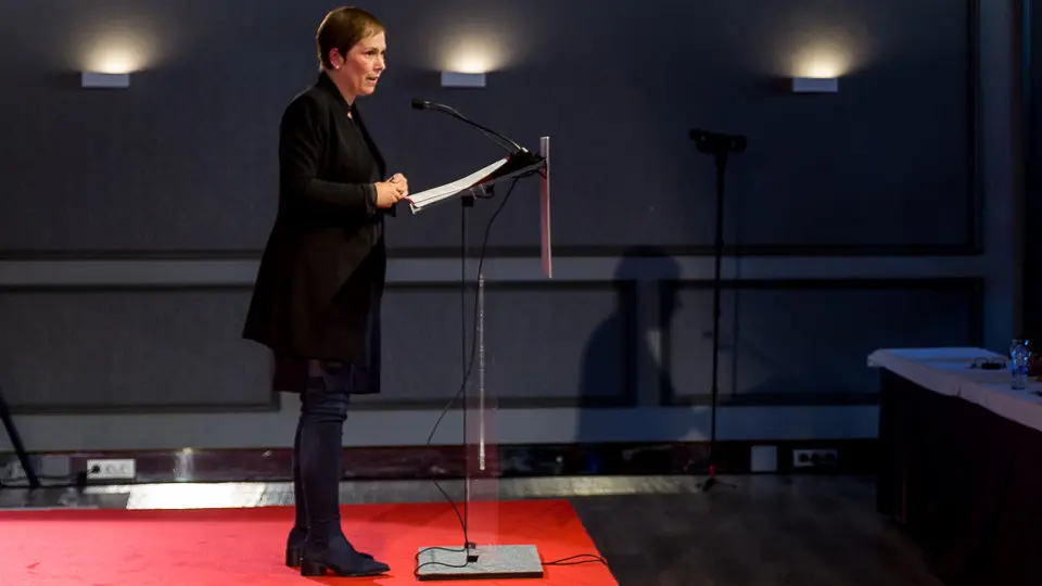La presidenta del Gobierno de Navarra, Uxue Barkos, entrega el Premio Empresario del Año 2016. IÑIGO ALZUGARAY