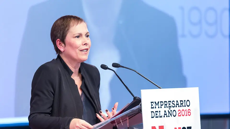 La presidenta del Gobierno de Navarra, Uxue Barkos, entrega el Premio Empresario del Año 2016. IÑIGO ALZUGARAY