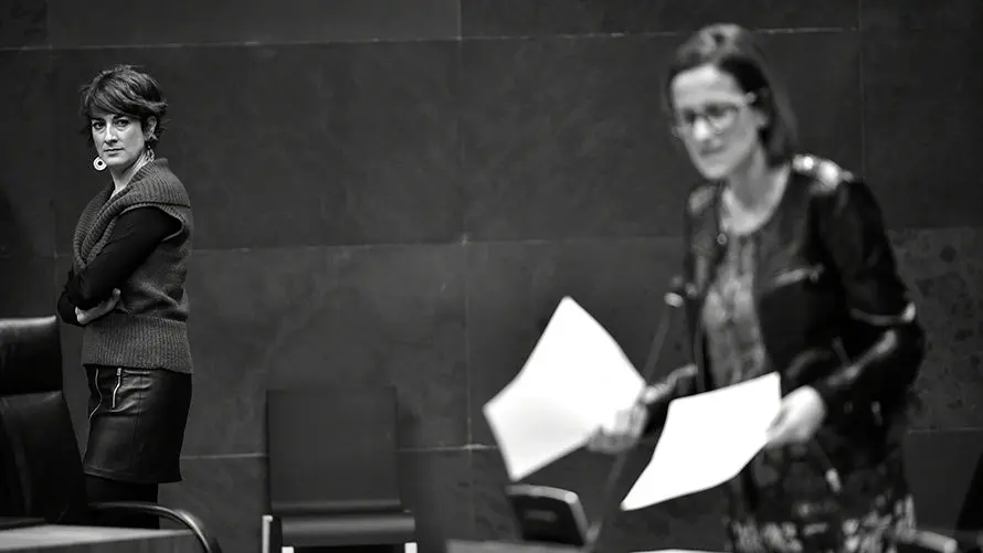 Bakartxo Ruíz, parlamentaria de EH Bildu (i) observa a María Chivite, portavoz del PSN. PABLO LASAOSA