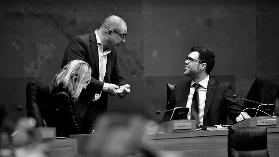 Carlos Gimeno del PSN (c), habla con Javier García, del PPN (d). PABLO LASAOSA