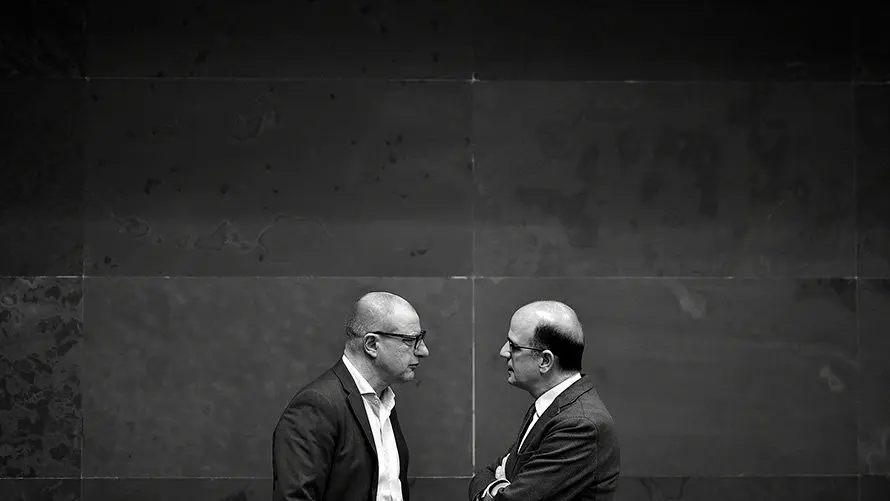 Carlos Gimeno, del PSN (i), habla con Alberto Catalán, de UPN. PABLO LASAOSA