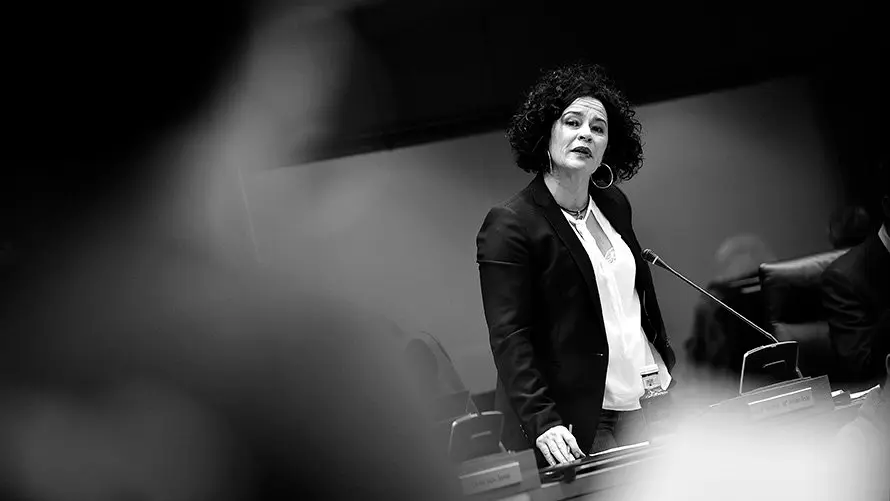 Inma Jurio, del PSN, interviene desde su escaño del Parlamento de Navarra. PABLO LASAOSA