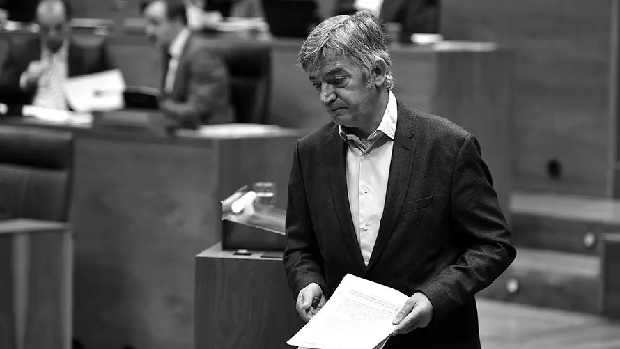 Koldo Martínez, de Geroa Bai, regresa a su escaño tras su intervención. PABLO LASAOSA