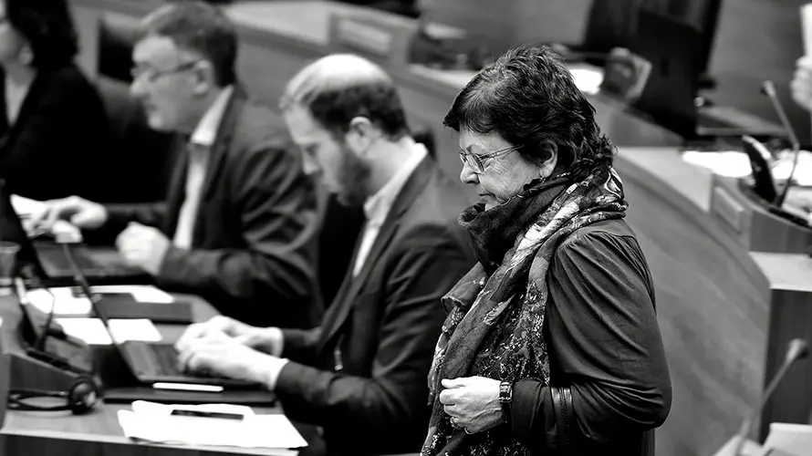 La Consejera de Interior, María José Beaumont, accede a su asiento en el Parlamento de Navarra. PABLO LASAOSA