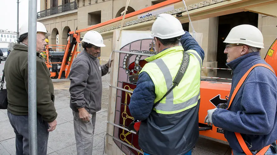 Colocación de la vidriera en la fachada de la Diputación Foral . PABLO LASAOSA 02
