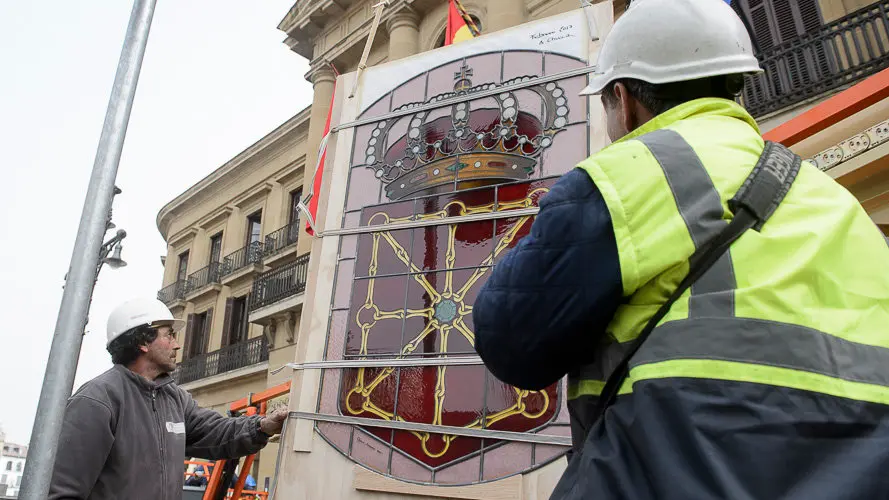 Colocación de la vidriera en la fachada de la Diputación Foral . PABLO LASAOSA 03