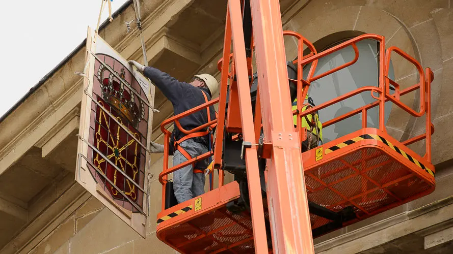 Colocación de la vidriera en la fachada de la Diputación Foral . PABLO LASAOSA 06