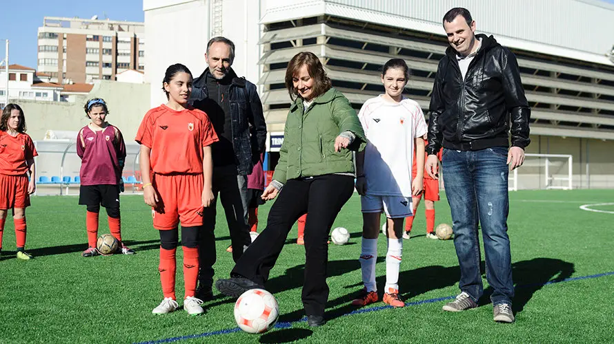 Presentación de del nuevo campo de hierba artificial del estadio Larrabide de la mano de la Consejera de Cultura, Deporte y Juventud Ana Herrera. MIGUEL OSÉS_3