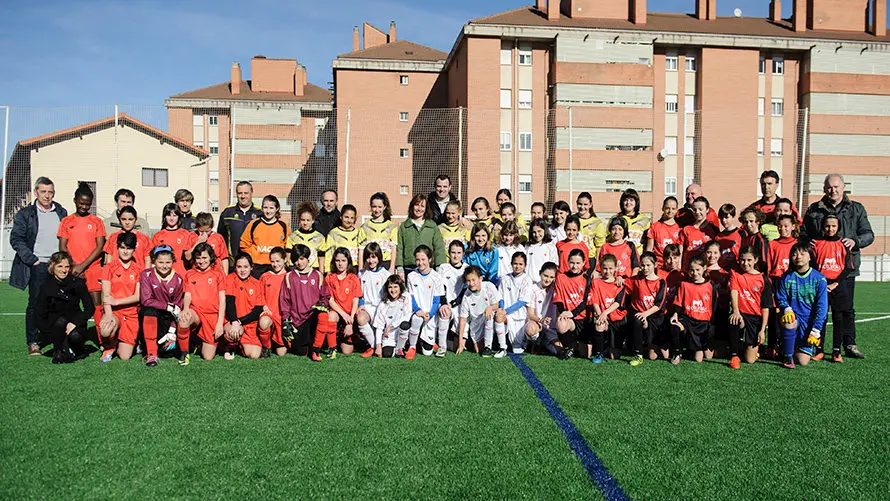 Presentación de del nuevo campo de hierba artificial del estadio Larrabide de la mano de la Consejera de Cultura, Deporte y Juventud Ana Herrera. MIGUEL OSÉS_4