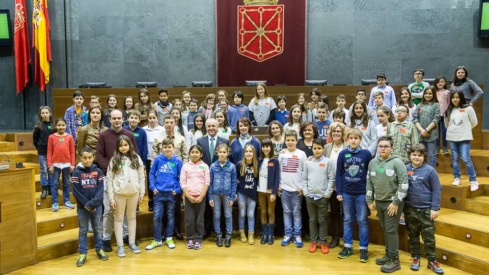 El Parlamento de Navarra celebra una sesión con 73 escolares, organizada por Aldeas Infantiles (01). IÑIGO ALZUGARAY