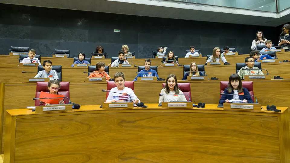 El Parlamento de Navarra celebra una sesión con 73 escolares, organizada por Aldeas Infantiles (02). IÑIGO ALZUGARAY