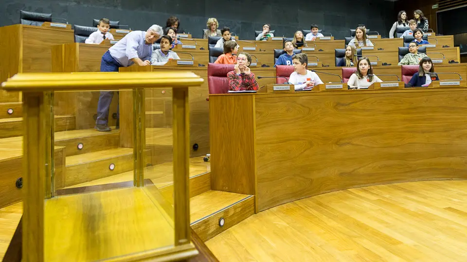 El Parlamento de Navarra celebra una sesión con 73 escolares, organizada por Aldeas Infantiles (03). IÑIGO ALZUGARAY