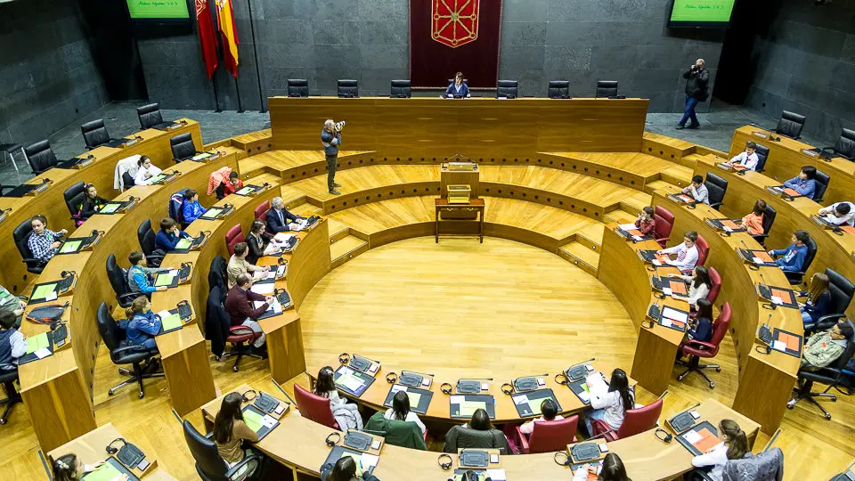 El Parlamento de Navarra celebra una sesión con 73 escolares, organizada por Aldeas Infantiles (04). IÑIGO ALZUGARAY