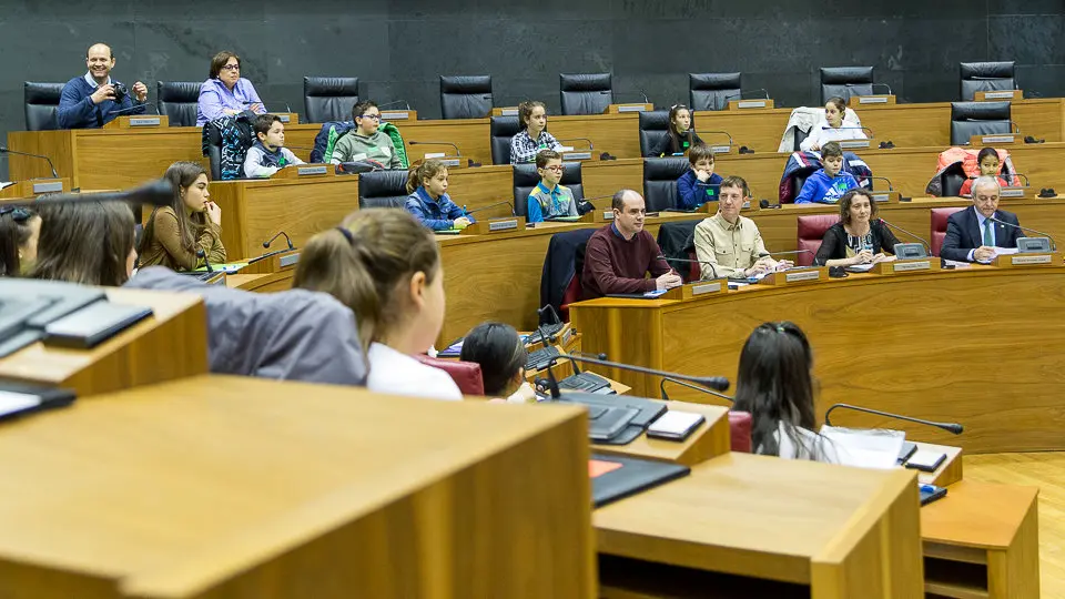 El Parlamento de Navarra celebra una sesión con 73 escolares, organizada por Aldeas Infantiles (05). IÑIGO ALZUGARAY