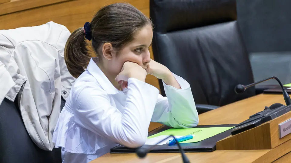El Parlamento de Navarra celebra una sesión con 73 escolares, organizada por Aldeas Infantiles (09). IÑIGO ALZUGARAY