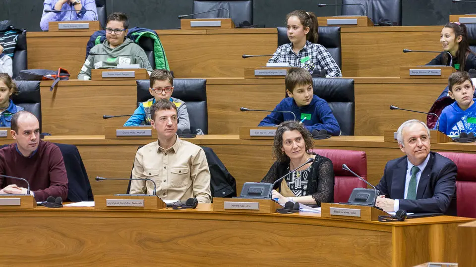 El Parlamento de Navarra celebra una sesión con 73 escolares, organizada por Aldeas Infantiles (13). IÑIGO ALZUGARAY