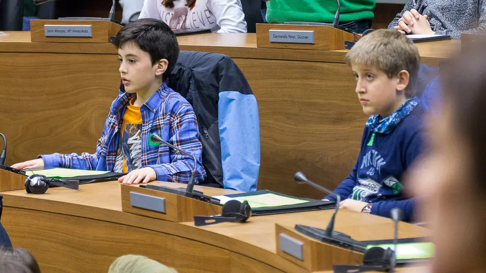 El Parlamento de Navarra celebra una sesión con 73 escolares, organizada por Aldeas Infantiles (21). IÑIGO ALZUGARAY