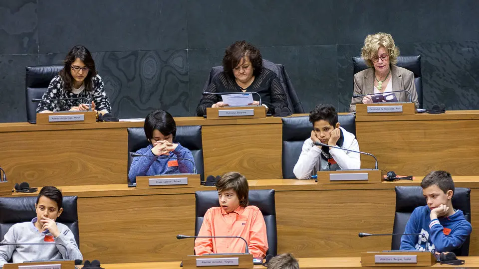 El Parlamento de Navarra celebra una sesión con 73 escolares, organizada por Aldeas Infantiles (22). IÑIGO ALZUGARAY