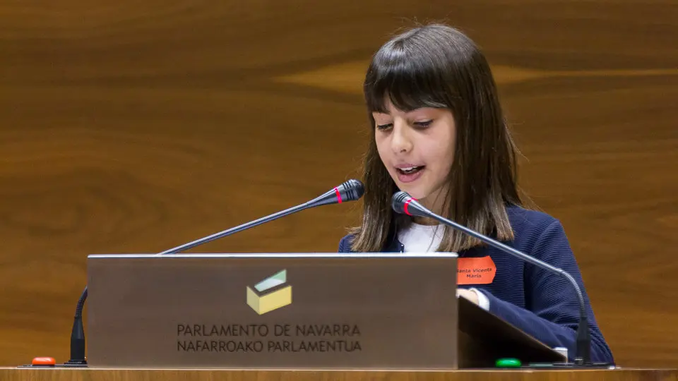 El Parlamento de Navarra celebra una sesión con 73 escolares, organizada por Aldeas Infantiles (26). IÑIGO ALZUGARAY