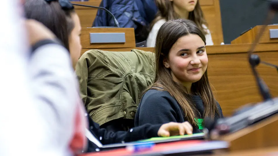 El Parlamento de Navarra celebra una sesión con 73 escolares, organizada por Aldeas Infantiles (30). IÑIGO ALZUGARAY