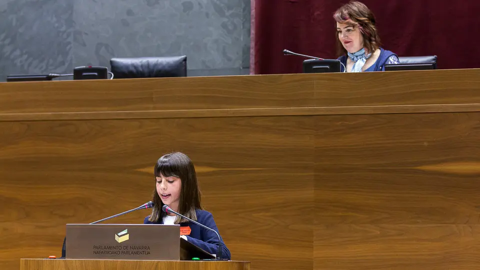 El Parlamento de Navarra celebra una sesión con 73 escolares, organizada por Aldeas Infantiles (32). IÑIGO ALZUGARAY