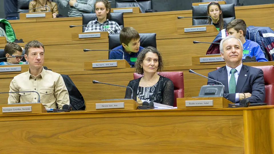 El Parlamento de Navarra celebra una sesión con 73 escolares, organizada por Aldeas Infantiles (39). IÑIGO ALZUGARAY