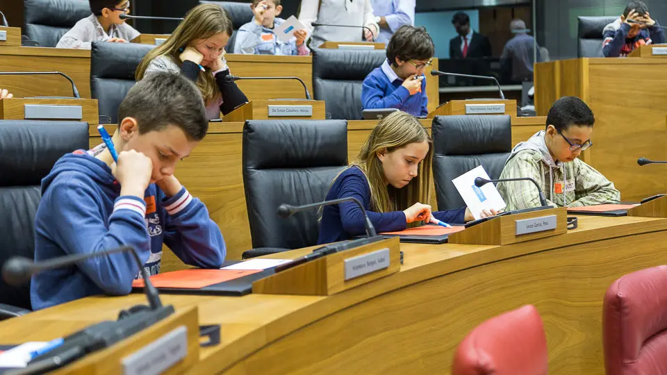 El Parlamento de Navarra celebra una sesión con 73 escolares, organizada por Aldeas Infantiles (42). IÑIGO ALZUGARAY