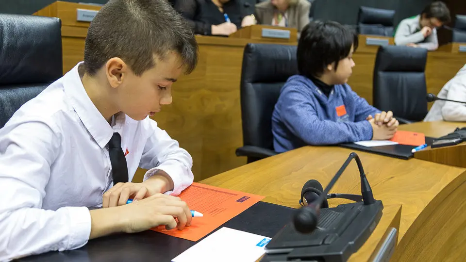 El Parlamento de Navarra celebra una sesión con 73 escolares, organizada por Aldeas Infantiles (44). IÑIGO ALZUGARAY