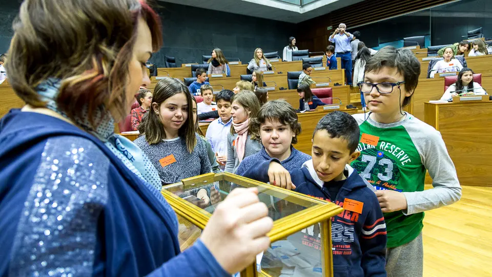 El Parlamento de Navarra celebra una sesión con 73 escolares, organizada por Aldeas Infantiles (49). IÑIGO ALZUGARAY