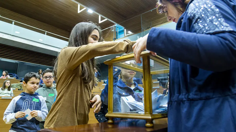 El Parlamento de Navarra celebra una sesión con 73 escolares, organizada por Aldeas Infantiles (52). IÑIGO ALZUGARAY
