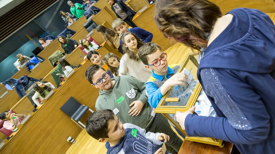 El Parlamento de Navarra celebra una sesión con 73 escolares, organizada por Aldeas Infantiles (53). IÑIGO ALZUGARAY