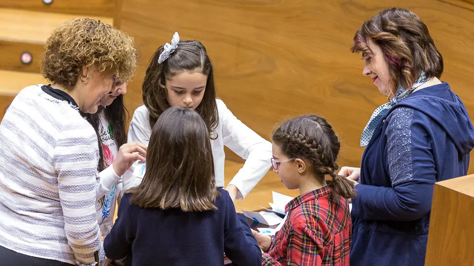 El Parlamento de Navarra celebra una sesión con 73 escolares, organizada por Aldeas Infantiles (55). IÑIGO ALZUGARAY