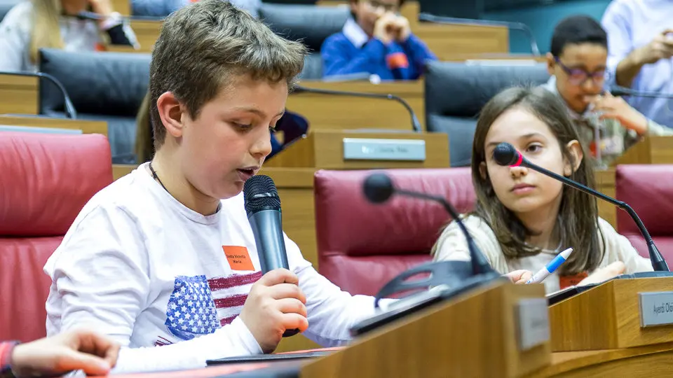 El Parlamento de Navarra celebra una sesión con 73 escolares, organizada por Aldeas Infantiles (57). IÑIGO ALZUGARAY