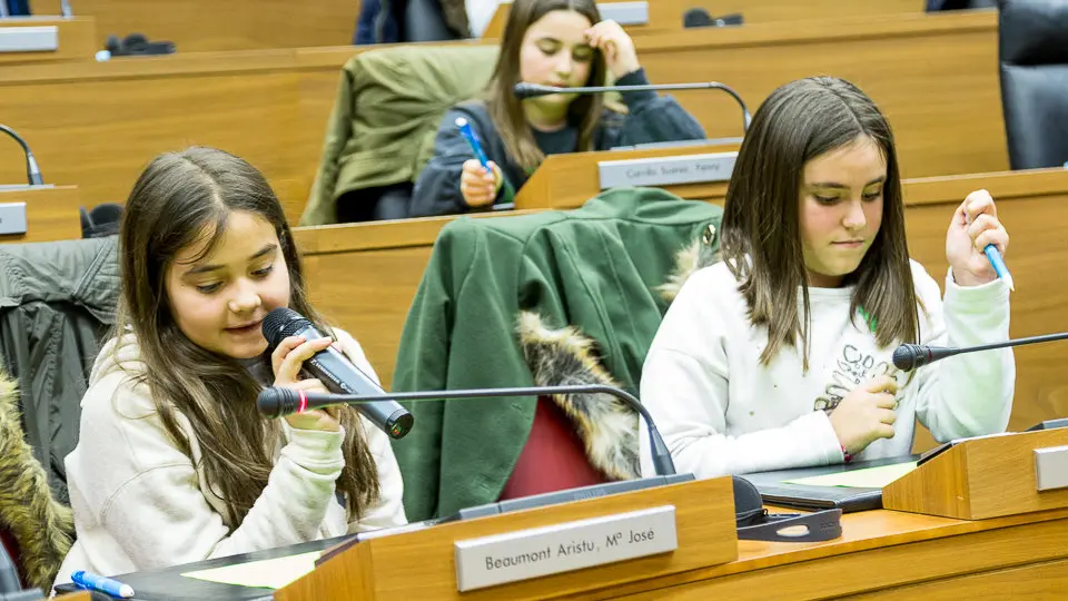El Parlamento de Navarra celebra una sesión con 73 escolares, organizada por Aldeas Infantiles (59). IÑIGO ALZUGARAY